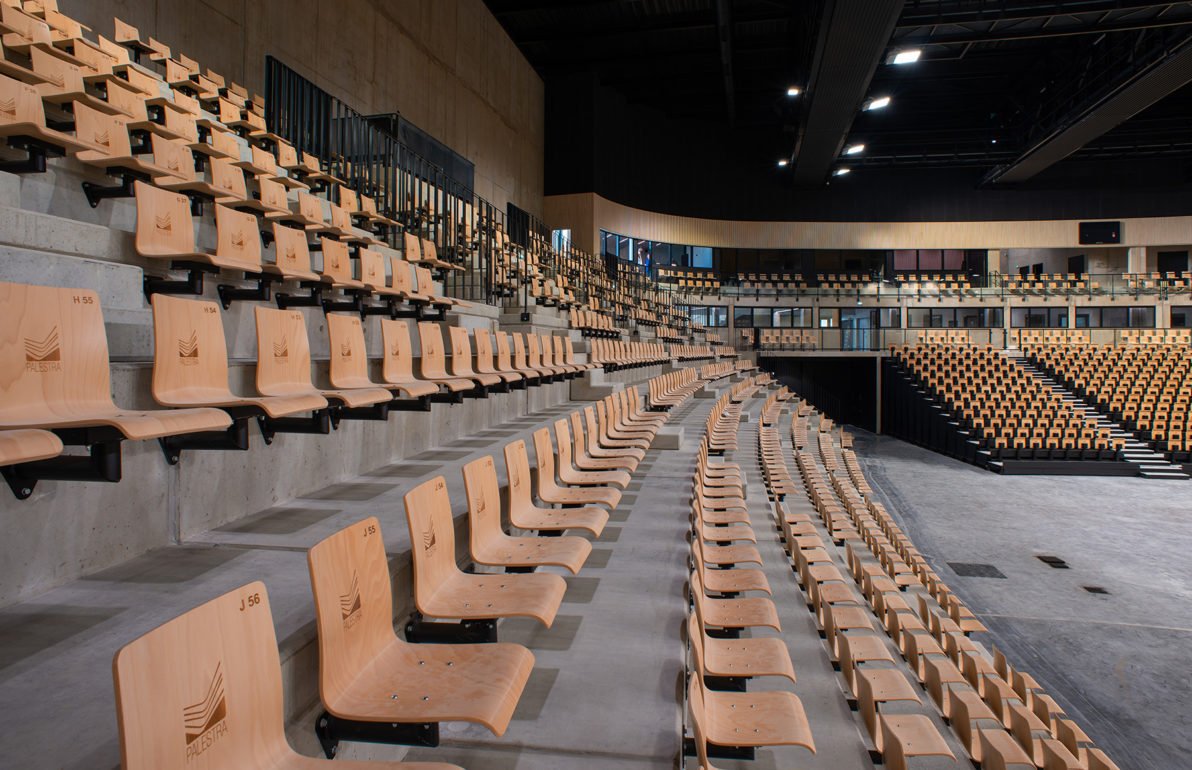 Vue extérieure du Centre aquatique, sportif et culturel La Palestra de Chaumont conçu par Chabanne