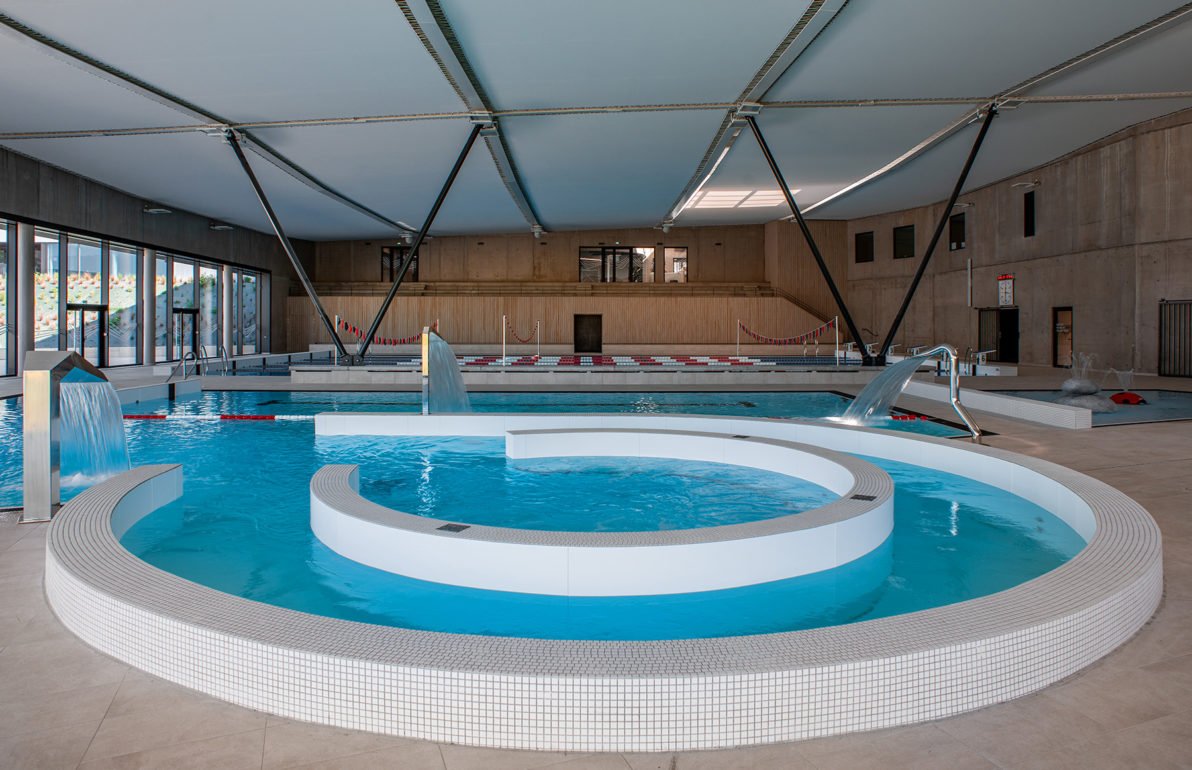 Vue intérieure du Centre aquatique, sportif et culturel La Palestra de Chaumont conçu par Chabanne