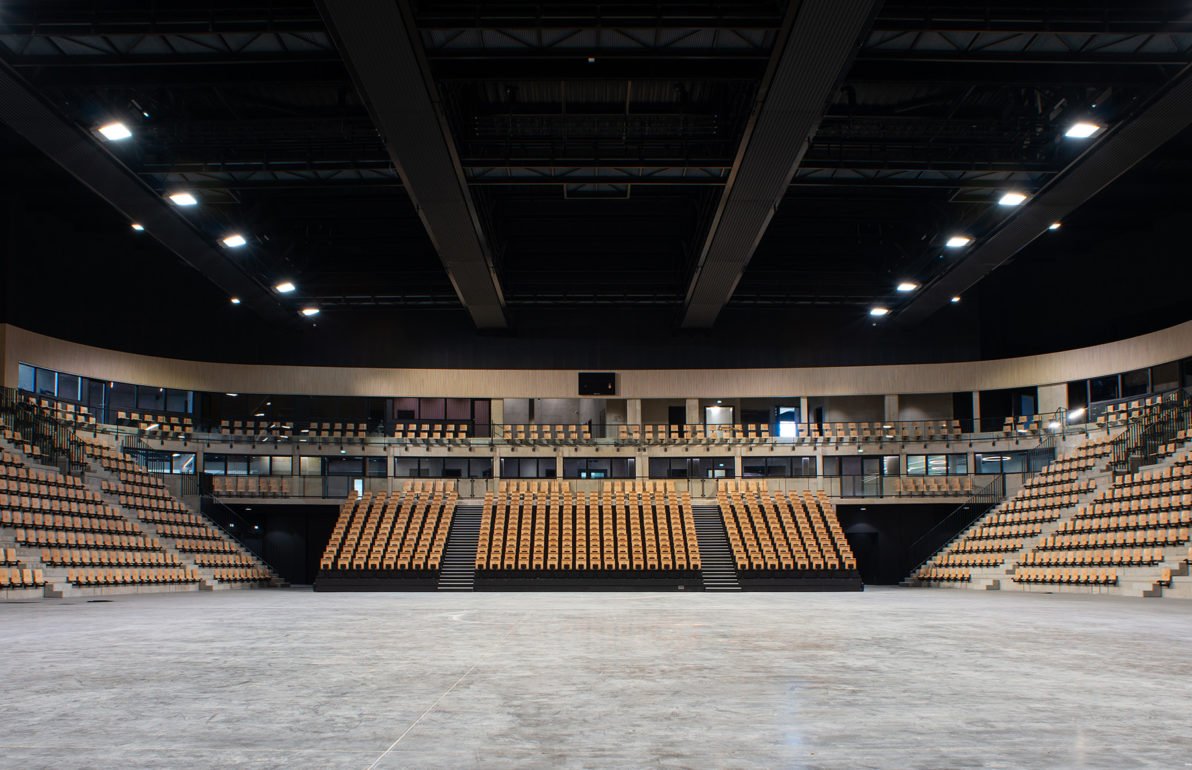 Vue intérieure du Centre aquatique, sportif et culturel La Palestra de Chaumont conçu par Chabanne