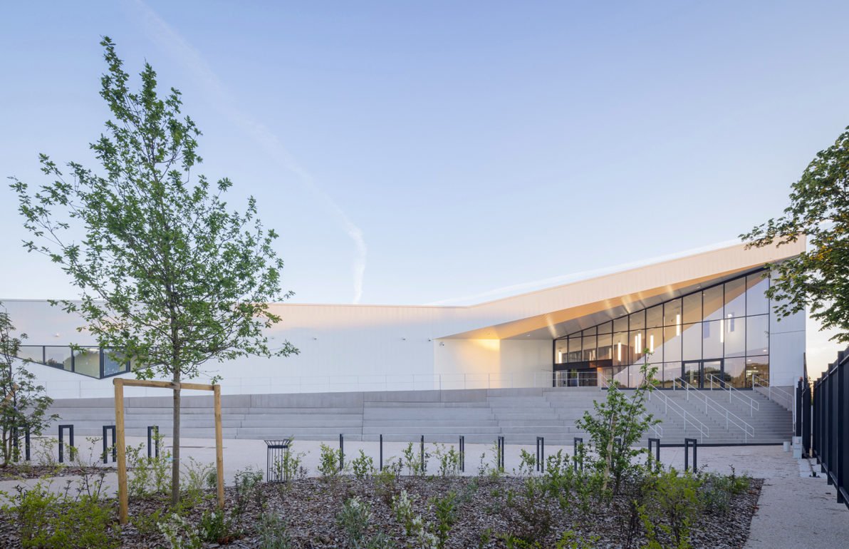 Vue extérieure du Centre Aquatique d'Aulnay-sous-Bois conçu par Chabanne