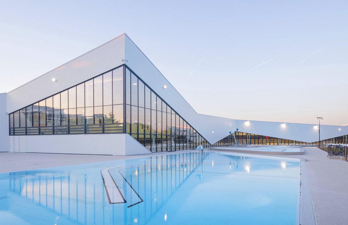 Vue extérieure du Centre aquatique d'Aulnay sous Bois conçu par Chabanne