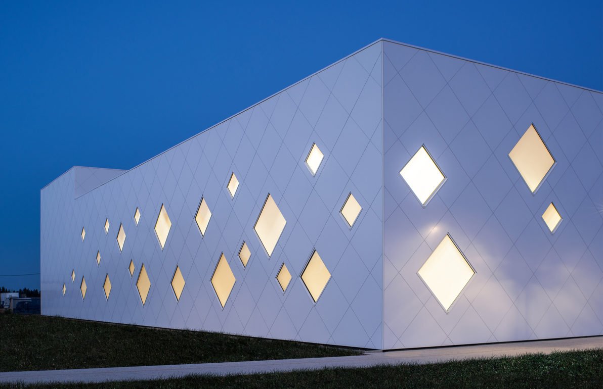 Vue extérieure du Centre omnisports de Bouillargues conçu par Chabanne